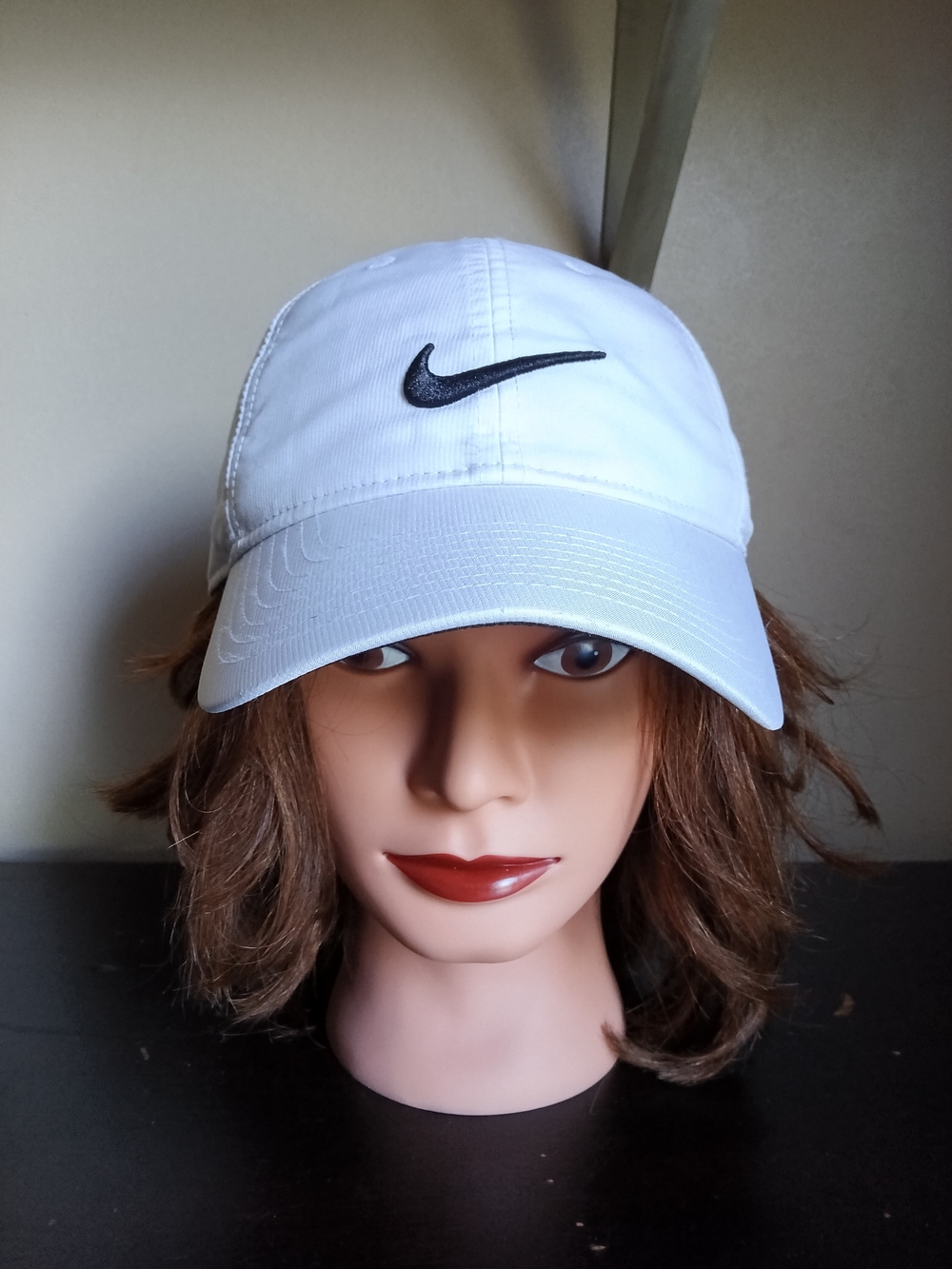 Nike White Swoosh Cap - Classic Men's Baseball Hat